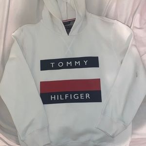 white tommy hilfiger sweatshirt. Size medium